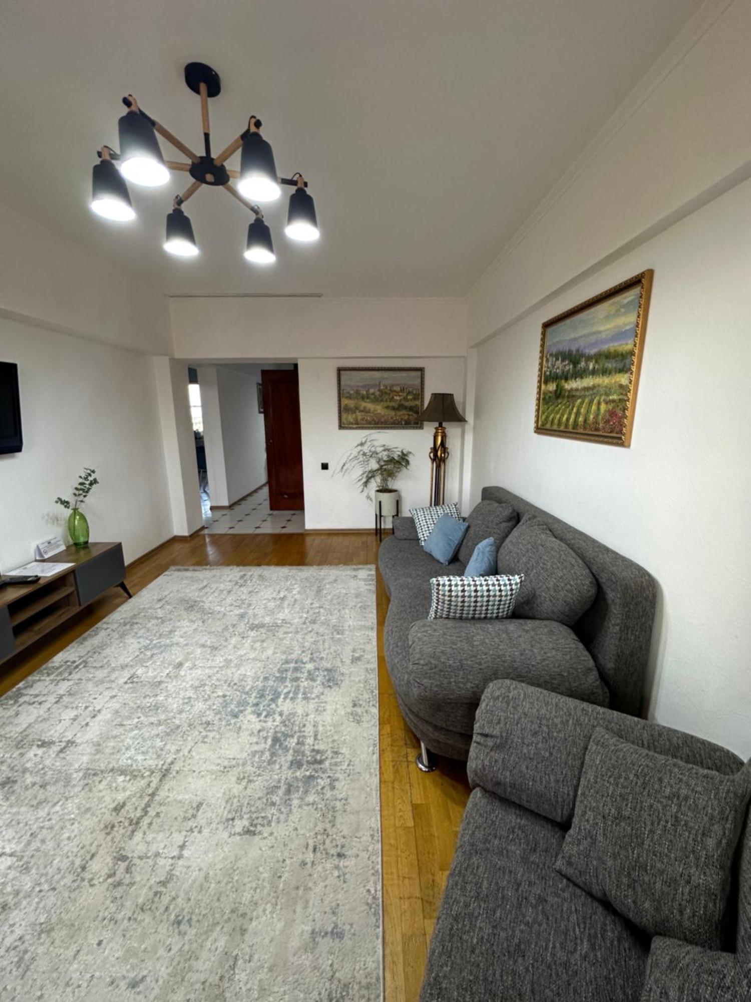 Apart 13 Almaty Luaran gambar
